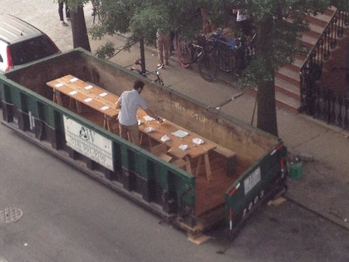 花50美元在垃圾桶中吃饭,为倡导人们不要浪费食物(图2) 花50美元在垃圾桶中吃饭,为倡导人们不要浪费食物--置顶表情